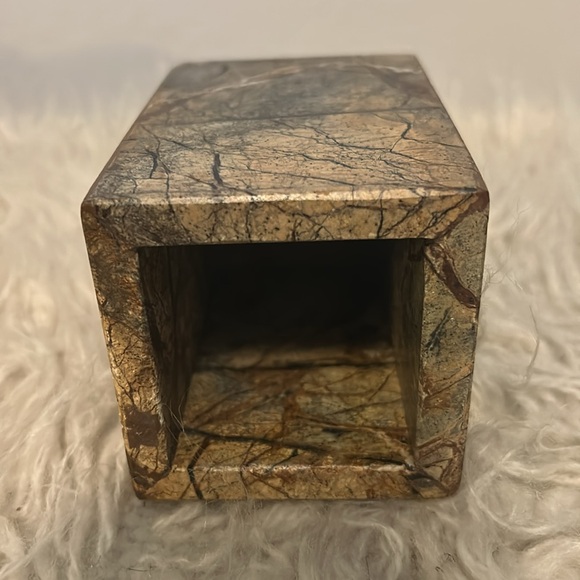 5PC Marble bathroom set. Soap dish, toothbrush holder, 2 accessory holders. - Picture 8 of 10